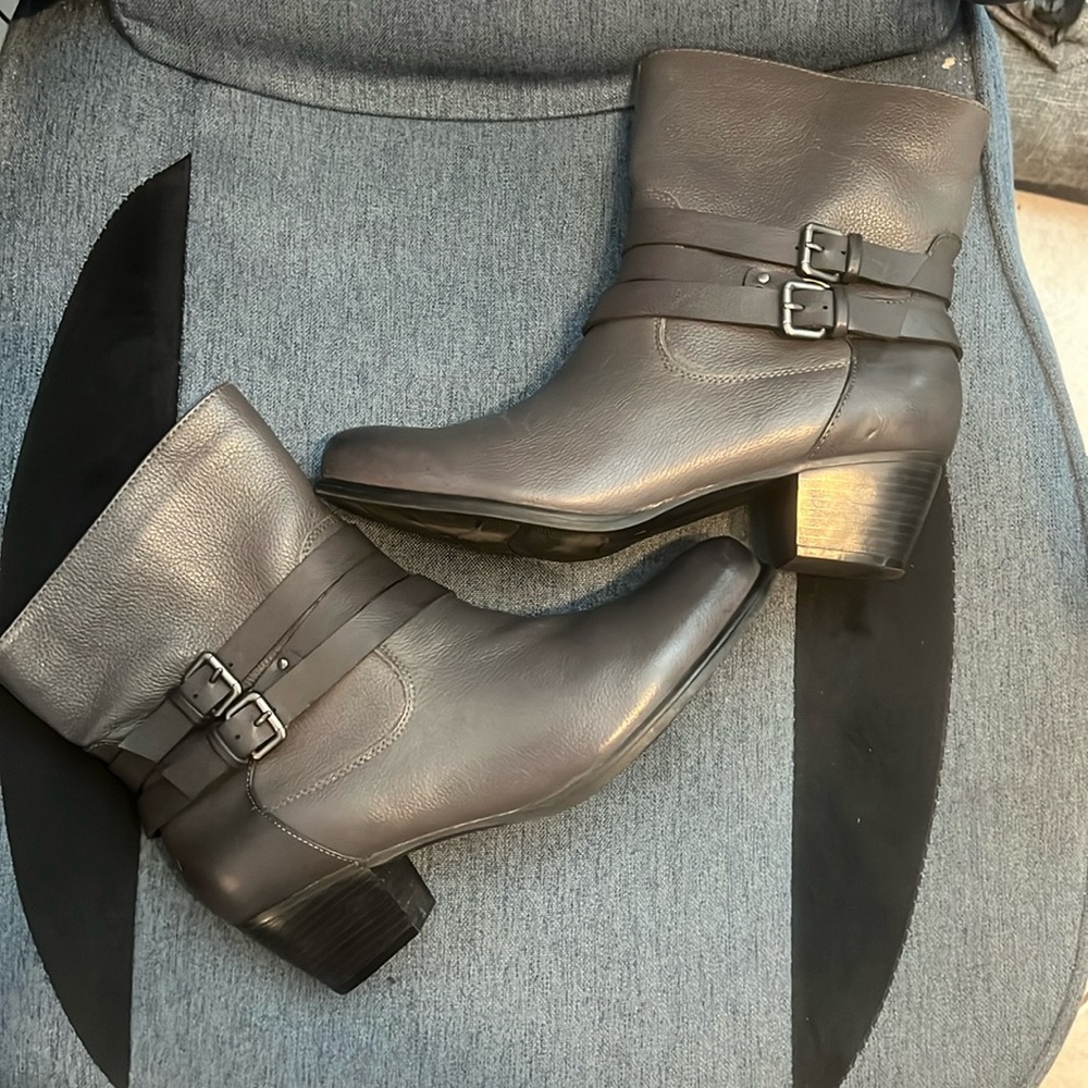 Naturalizer, grey leather booties